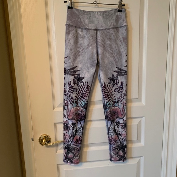YOGA/WORKOUT  PANTS - IN EXCELLENT CONDITION- FLATTERING DESIGN- size S/XS - Picture 2 of 5